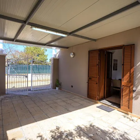 La Dimora Di Tota - Al Mare Con Piscina, Villa